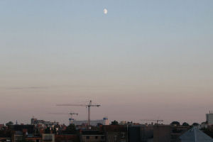 maan boven Leuven